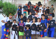 المشروبات الوطنية توزع 6000 حقيبة مدرسية  في الضفة وغزة