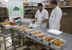 تكية غزة الخيرة تواصل توزيع وجبات الطعام على الأسر المستورة بغزة