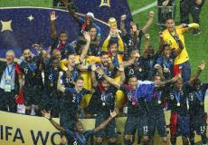 كيليان مبابي نجم منتخب فرنسا يحتفل بتتويج منتخب بلاده بمونديال روسيا 2018