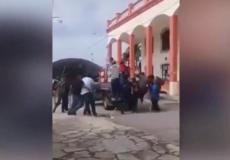 مشهد من اعتداء سكان بلدة على عمدتهم بالمكسيك