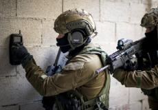 جندي اسرائيلي يجري تجربة على جهاز -ارشيف-