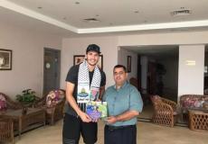 عبد السلام هنية يكرم اللاعب الفلسطيني محمود وادي