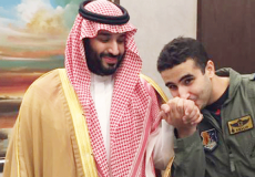 الأمير خالد بن سلمان يقبل يد أخيه الأمير محمد - ارشيفية -