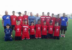 فريق كروي من غزة يغادر إلى باريس وهنية يودعّه