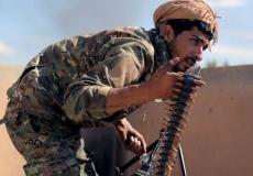 مقاتل من قوات سوريا الديمقراطية يشارك في معركة الباغوز