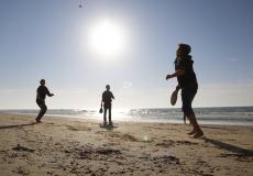 ارتفاع درجات الحرارة على شاطئ بحر غزة - أرشيف