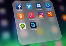 مواقع التواصل الاجتماعي على الهاتف