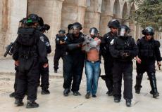 قوات الاحتلال تعتقل شابين من باحات المسجد الأقصى
