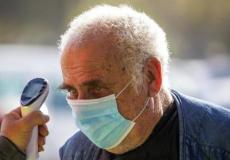 فحص للحرارة أمام أحد المجمعات في إسرائيل