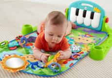 صورة لطفل يلعب بالألعاب البلاستيكية