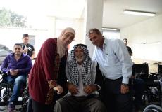 غنام تسلم كراسي كهربائية وأدوات مساندة لأشخاص من ذوي الإعاقة