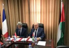 وزير المالية شكري بشارة يوقع اتفاقية مع القنصل الفرنسي