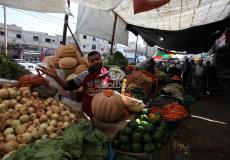 أحد الباعة في سوق الزاوية في غزة