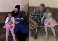 الطفلة برفقة والدتها قبل اخذها بالقوة