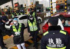 مواطنون صينييون بجانب الشرطة الصينية 