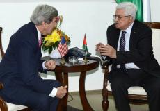 الرئيس عباس خلال اجتماع سابق مع جون كيري في رام الله