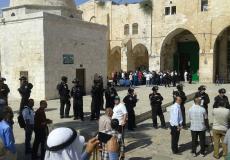 مستوطنون يقتحمون باحات المسجد الاقصى بحراسة الشرطة