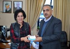 وكيل التربية يتسلم بطاقات ماراثون فلسطين الدولي 