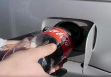 تجربة غريبة لاستبدال البنزين بالكوكا كولا في خزان وقود سيارة