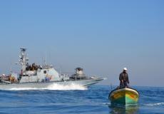 زارق اسرائيلي يطارد الصيادين