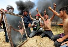 شبان فلسطينيون خلال مشاركتهم بفعاليات مسيرة العودة الكبرى شرق غزة