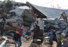 عائلة مقدسية تهدم 4 بركسات 