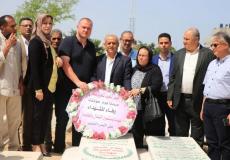 الشعبية في غزة تضع أكاليل من الزهور على أضرحة الشهداء 
