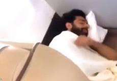 صلاح نائم على أرضية الطائرة