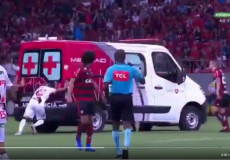 سيارة إسعاف داخل ملعب