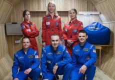 أفراد طاقم التجربة