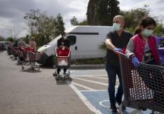 الحفاظ على مسافة بين الأفراد أمام سوبرماركت في تل أبيب، 7 نيسان/أبريل الحالي