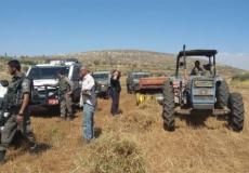 الاحتلال يستولي على جرار زراعي - ارشيف