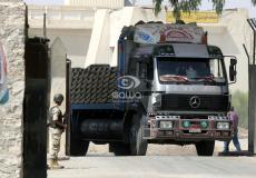 شاحنة تحمل الاسمنت المصري في طريقها الى غزة