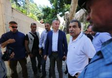 ملادينوف يتفقد آثار القصف في منزل مستشار الأمم المتحدة بغزة