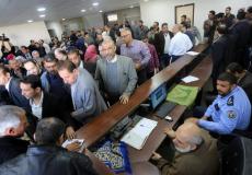 موظفو السلطة الفلسطينية يحتشدون في مقر الوزارات الحكومية عقب قرار الحكومة