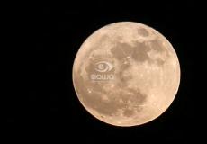 القمر العملاق يزين سماء فلسطين