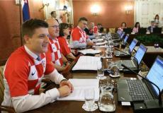 الحكومة الكرواتية تجتمع بقميص المنتخب عقب التأهل لنهائي مونديال روسيا كأس العالم