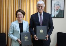 وزير التربية والتعليم مروان عورتاني وممثلة فنلندا لدى دولة فلسطين آنا كايسا هيكينين