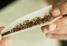 شركة تبحث عن موظف لتدخين الحشيش مقابل 3 آلاف دولار شهريا