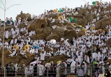 حجاج بيت الله الحرام يصعدون لعرفات