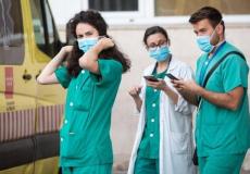 أطباء يرتدون كمامات طبية