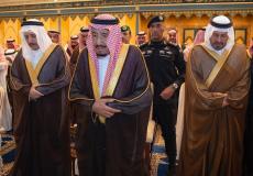 سلمان بن عبد العزيز آل سعود يؤدي صلاة الجنازة على شقيقه