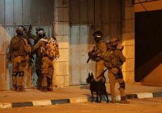 قوات الاحتلال تعتقل فلسطينيا بالضفة الغربية