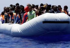 مهاجرون على متن أحد القوارب - توضيحية