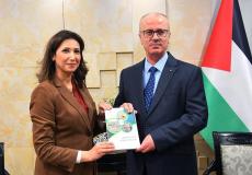 الحمد الله يتسلم تقرير كتاب فلسطين الاحصائي السنوي لعام 2018