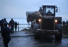 طواقم لجنة طوارئ الشتاء في بلدية غزة