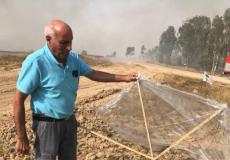 عضو الكنيست الإسرئيلي حاييم يلين يمسك طائرة ورقية أطلقت من غزة