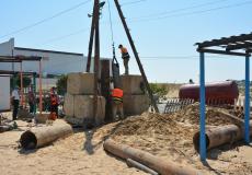 مياه الساحل وبلدية خانيونس تشرعان بتنفيذ حفر بئر مياه في المدينة