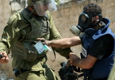 قوات الاحتلال تعتدي على أحد الصحفيين - أرشيفية