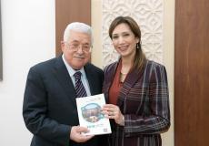 الرئيس عباس يتسلم كتاب القدس الاحصائي السنوي لعام 2018